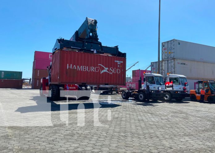 1l2 Equipos de máquinas portuarias en Puerto Corinto