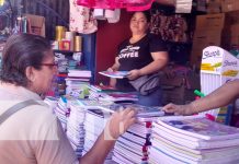 ¿Qué va a llevar? Temporada escolar se instala en el mercado de Granada Temporada escolar se instala en el mercado de Granada