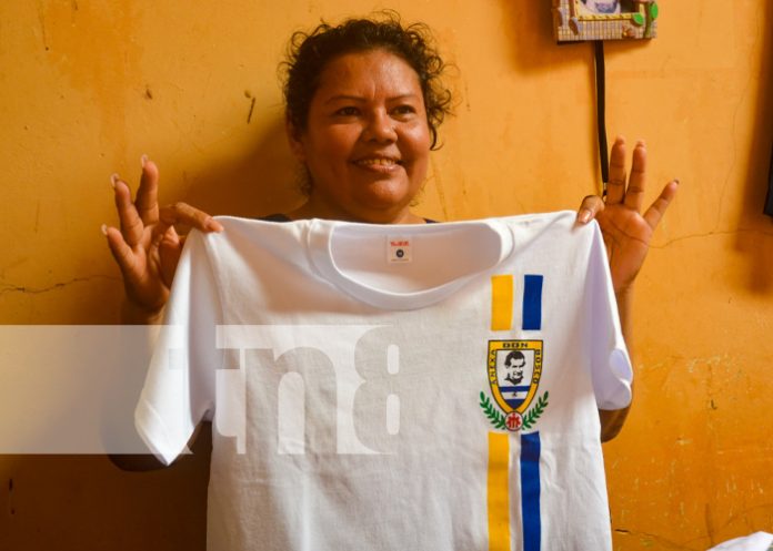 Doña Mara: Una vida entre hilos y telas, forjando su camino con la costura en Masaya