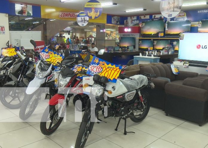 Foto: El Gallo más Gallo celebra 19 años en plaza inter con excelentes promociones/TN8