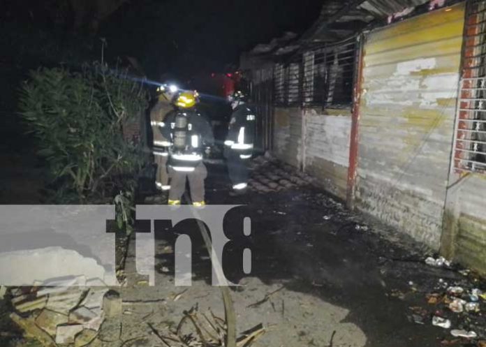 Foto: ¿Imprudencia o cortocircuito? Señalan a hombre de provocar incendio en carretera sur/TN8