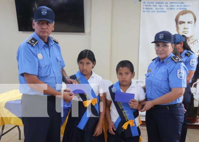 Entregan paquetes escolares a hijos de policías en el Triángulo Minero
