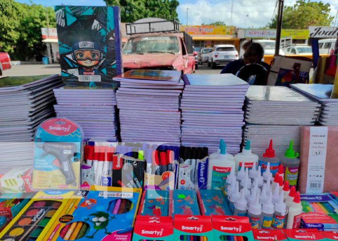 2 Foto: Feria escolar en el mercado Roberto Huembés /TN8