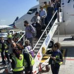 México: pasajero abre puerta de emergencia y se posa en ala del avión Foto: México: pasajero abre puerta de emergencia y se posa en ala del avión/Cortesía