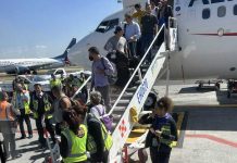 México: pasajero abre puerta de emergencia y se posa en ala del avión Foto: México: pasajero abre puerta de emergencia y se posa en ala del avión/Cortesía