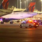 Encuentran muerto en un motor de avión a un hombre en aeropuerto de EE.UU. Foto: Misterioso suceso en avión /cortesía