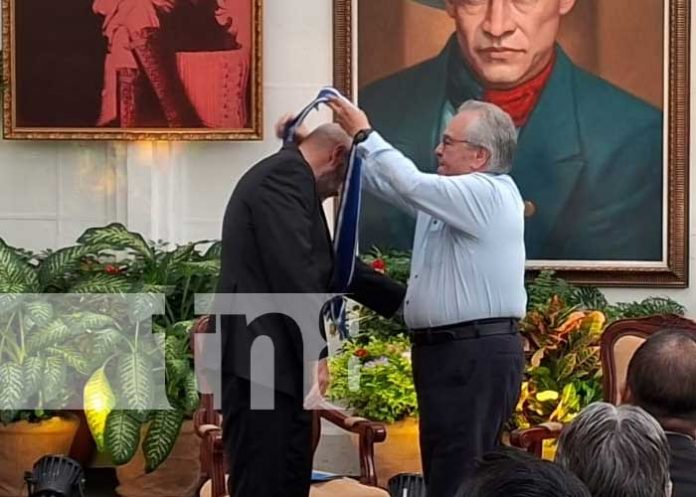 2 Foto: Reconocimiento a la labor de Iván León Ayala en la FAO/TN8