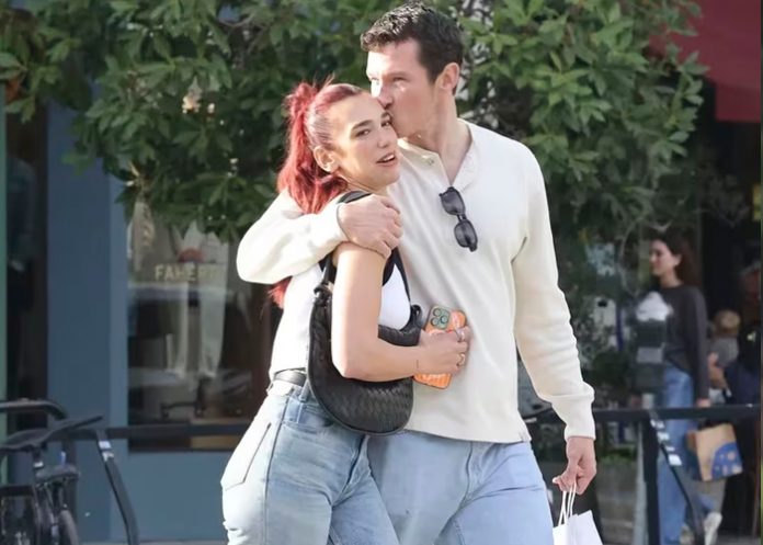 2 Foto: Dua Lipa y su nuevo novio disfrutaron bien acaramelados en las calles de Beverly Hills/Cortesía