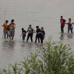 Estados Unidos demanda a Texas por ley que permite detener a migrantes