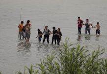 Estados Unidos demanda a Texas por ley que permite detener a migrantes