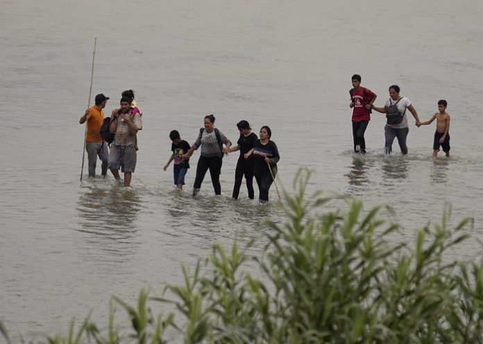 2 Estados Unidos demanda a Texas por ley que permite detener a migrantes