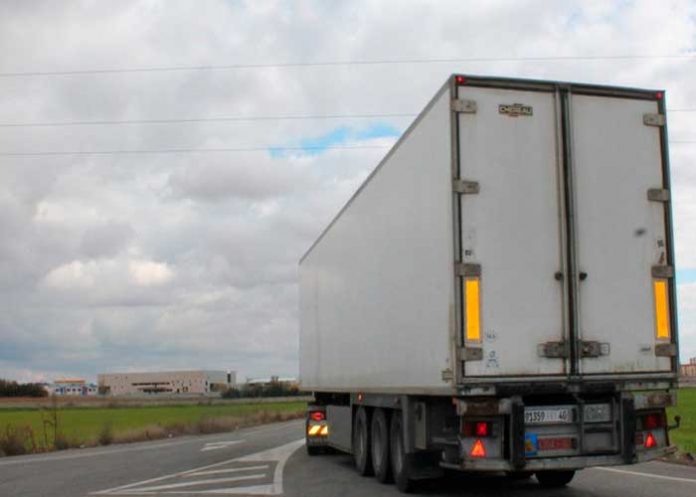 Menor muere al ser arrollado por un camión cargado de piedra cantera