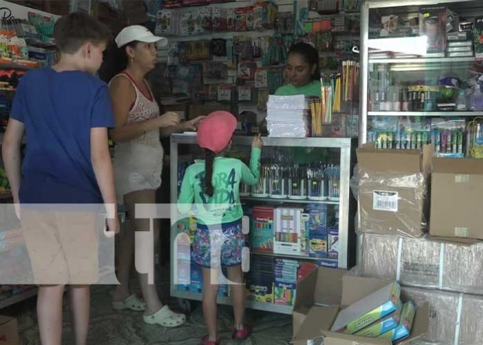 3 Foto: Ometepe: Comerciantes activados con amplia oferta en artículos escolares / TN8