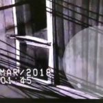 Cámaras captan fantasmas de niños en ventana de una casa