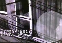 Espeluznante: Cámaras captan fantasmas de niños en la ventana de una casa Cámaras captan fantasmas de niños en ventana de una casa