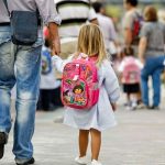 Bebé se enfrenta a la experiencia de ir a la escuela