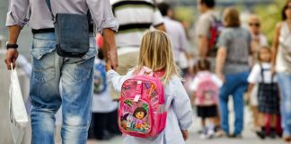 Bebé se enfrenta a la experiencia de ir a la escuela