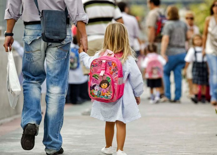 Bebé se enfrenta a la experiencia de ir a la escuela