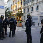 Agentes de policía enfrentan juicio en Francia por agredir a un joven negro Francia juzga a tres policías por agredir a un joven negro