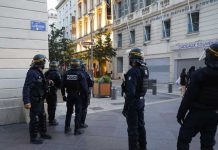 Agentes de policía enfrentan juicio en Francia por agredir a un joven negro Francia juzga a tres policías por agredir a un joven negro
