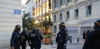 Francia juzga a tres policías por agredir a un joven negro