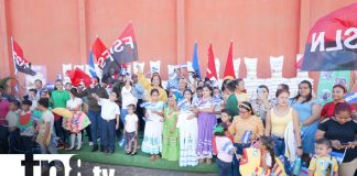 Padres de familia contentos con la merienda
