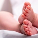 En Inglaterra encontraron una beba recién nacida en el baño