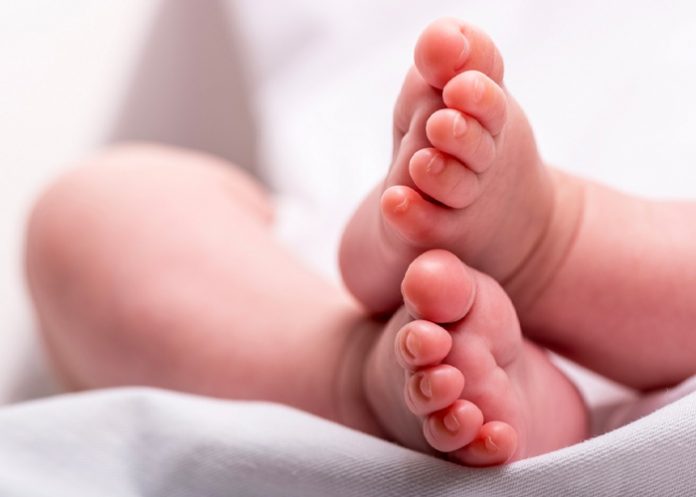 En Inglaterra encontraron una beba recién nacida en el baño