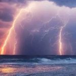 Mujer pierde la vida tras ser alcanzada por un rayo en una playa de Brasil Mujer es impactada por un rayo en una playa en Brasil