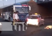 Motorizado queda debajo de un bus de la Ruta 266 en Carretera Norte Foto: Fuerte accidente en Carretera Norte / TN8