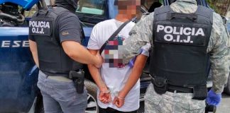 Pareja es golpeada y obligada a caminar sin ropa 