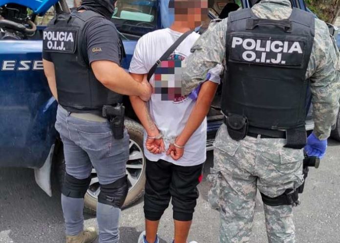 Pareja es golpeada y obligada a caminar sin ropa 