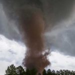 Tornado causa destrozos y pánico en el sur de Florida