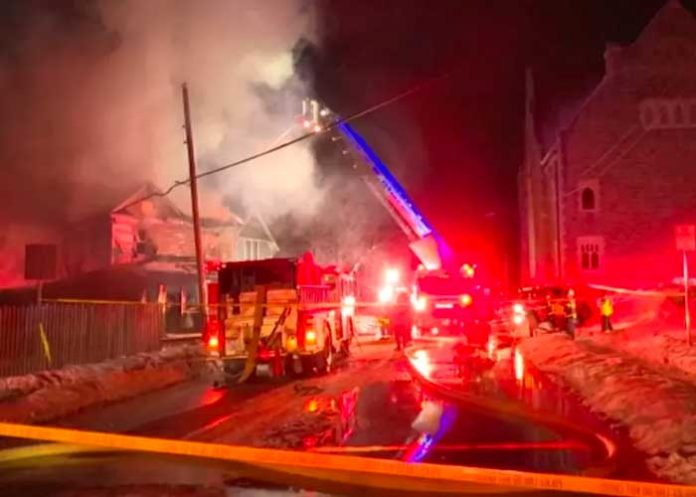 Casa en Indiana es devorada por un fuerte incendio