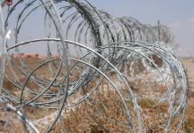 Texas desafía a la Corte: No retira el alambre de púas de la frontera Texas no retira el alambre de púas de la frontera