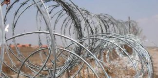 Texas no retira el alambre de púas de la frontera