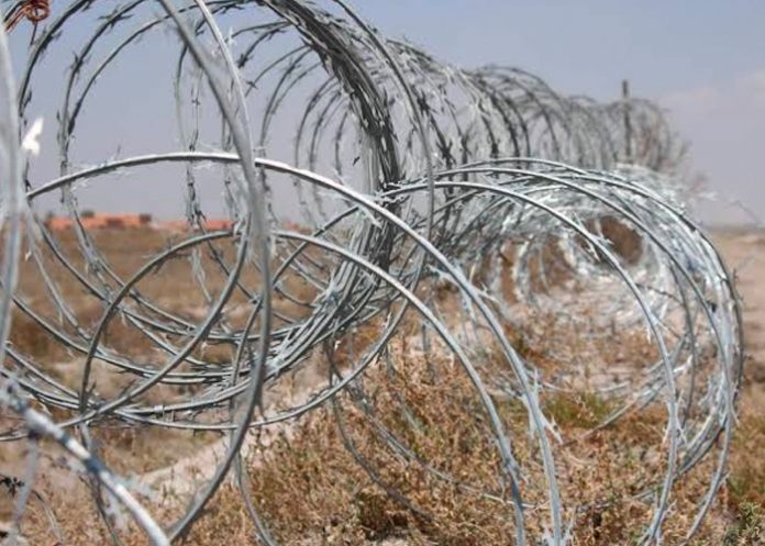 Texas no retira el alambre de púas de la frontera