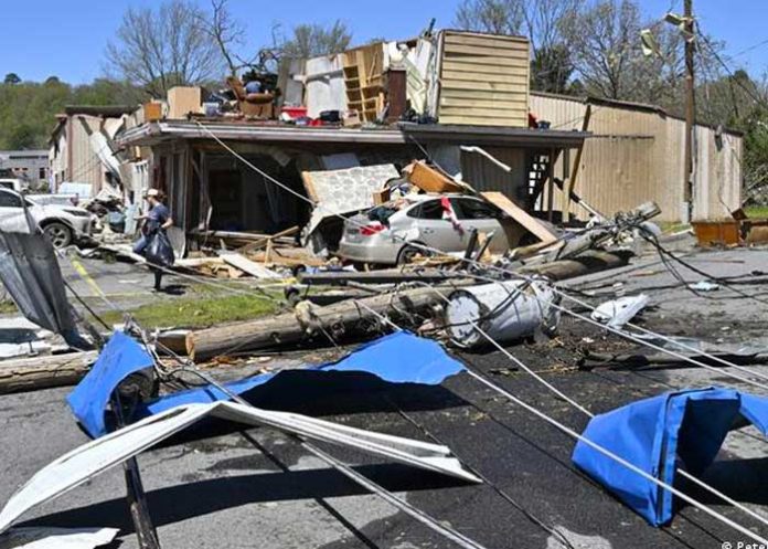 Fuertes tormentas eléctricas y tornados azotan el sur de EE.UU.