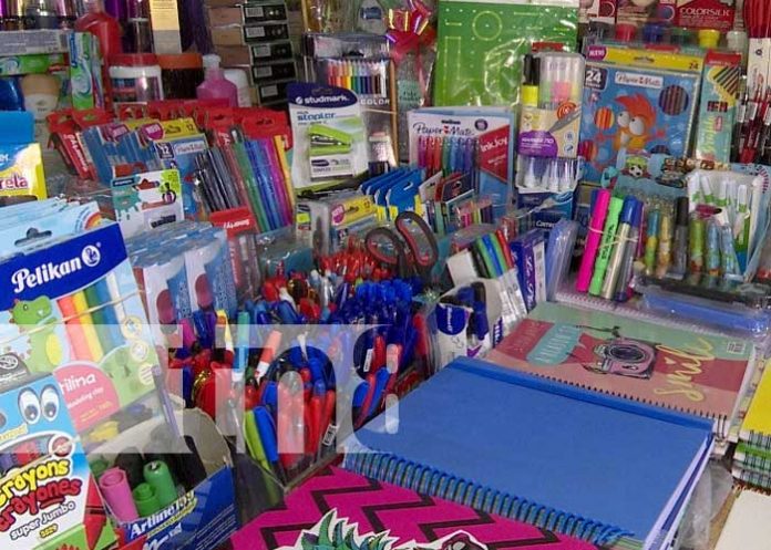 Foto: Útiles escolares en el Mercado Roberto Huembes / TN8