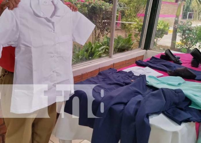 Foto: Promoción con útiles escolares en el Parque de Ferias / TN8