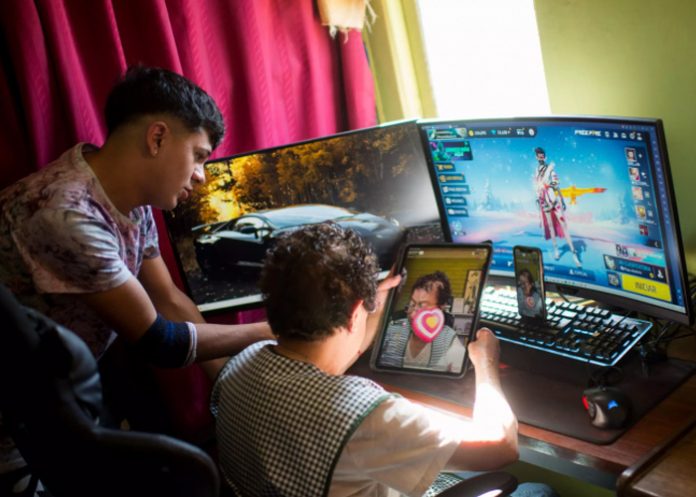 Abuelita supera la depresión jugando Free Fire