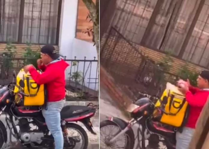Captan a repartidor probando la comida antes de entregarla