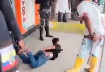 A «garrotazos» padre castiga a su hijo al sorprenderlo robando a una abuelita Padre de familia golpea a su hijo para darle una lección