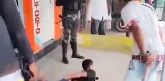 Padre de familia golpea a su hijo para darle una lección