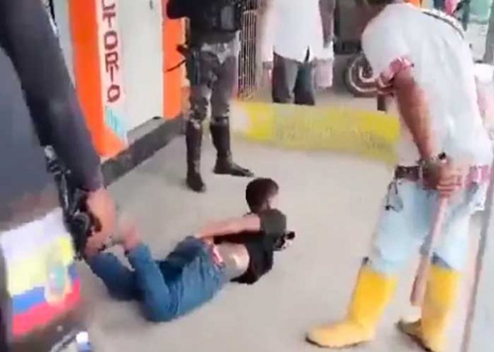 padre2 Padre de familia golpea a su hijo para darle una lección