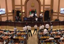 Parlamento de las islas Maldivas se convierte en un «ring de boxeo» (VIDEO) Pelea entre Diputados en Parlamento de Islas Maldivas