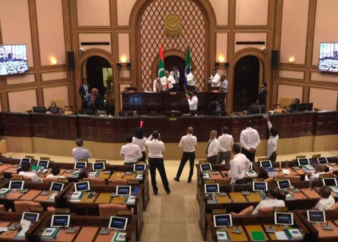 Pelea entre Diputados en Parlamento de Islas Maldivas