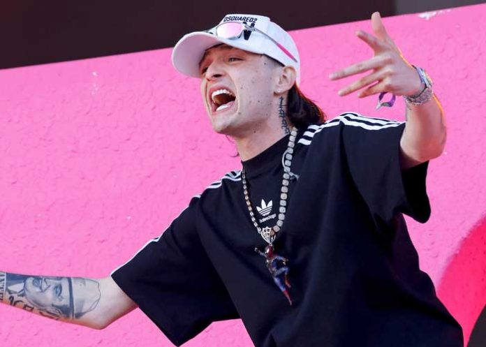 Peso Pluma agrede a fan en pleno concierto
