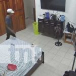 A lo «Pantera Rosa» se metió a robar una casa en Matagalpa (VIDEO) Foto: Se metió a robar a una vivienda en Matagalpa / TN8