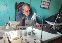 Don Félix, un experto sastre que se luce en temporada escolar en Chinandega Foto: Comercio escolar activo en Chinandega / TN8